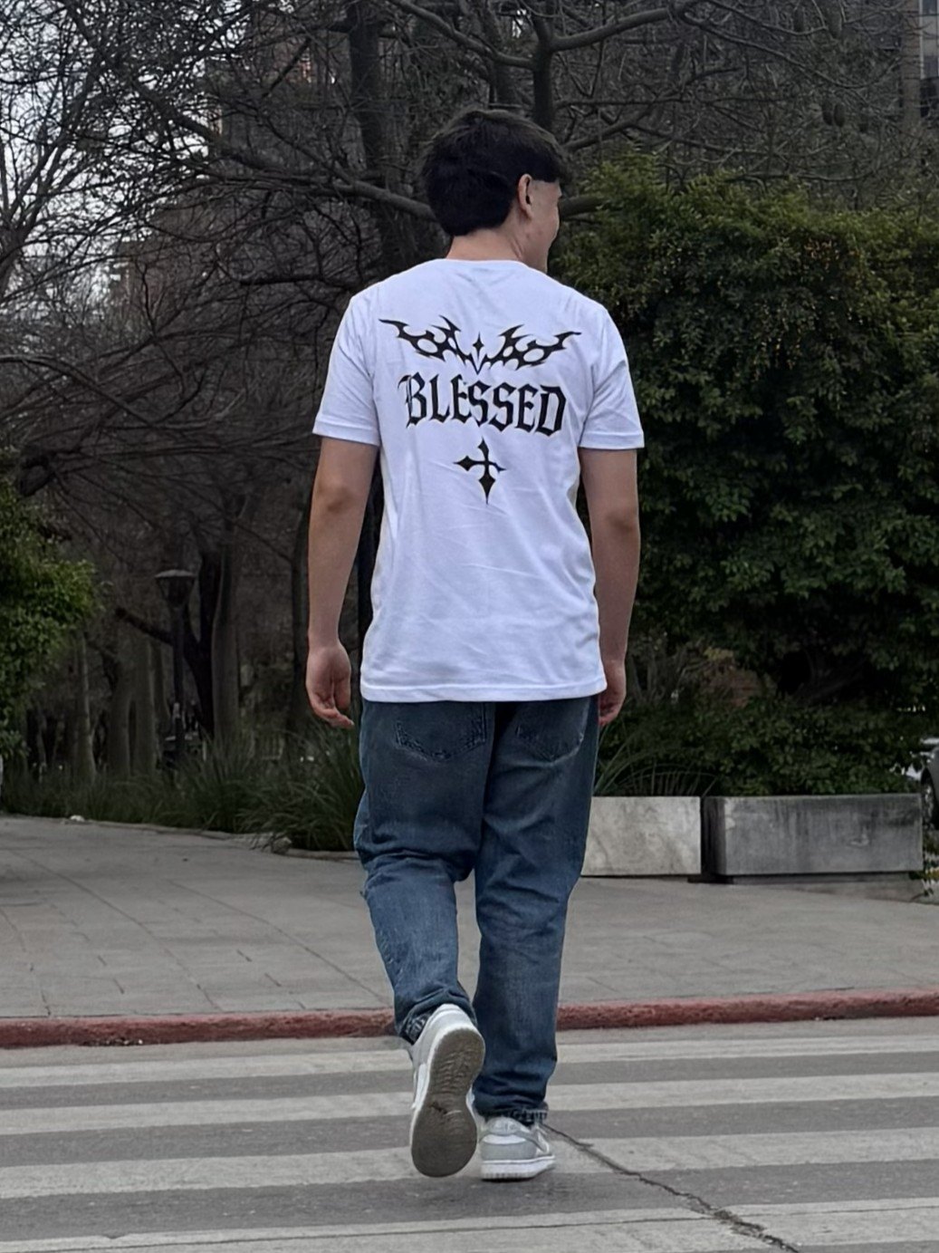 Remera Blessed puesta