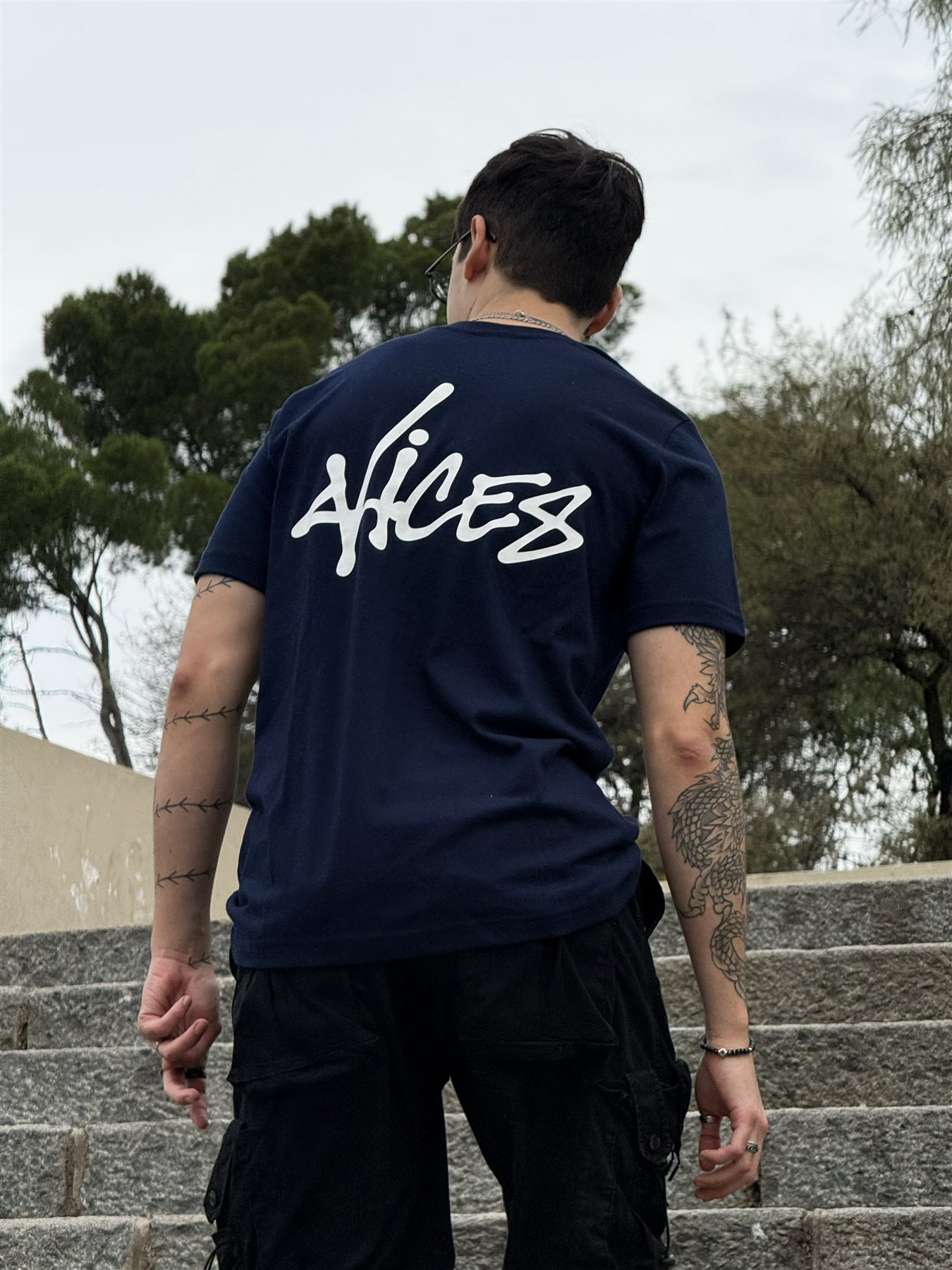 Remera Vices puesta